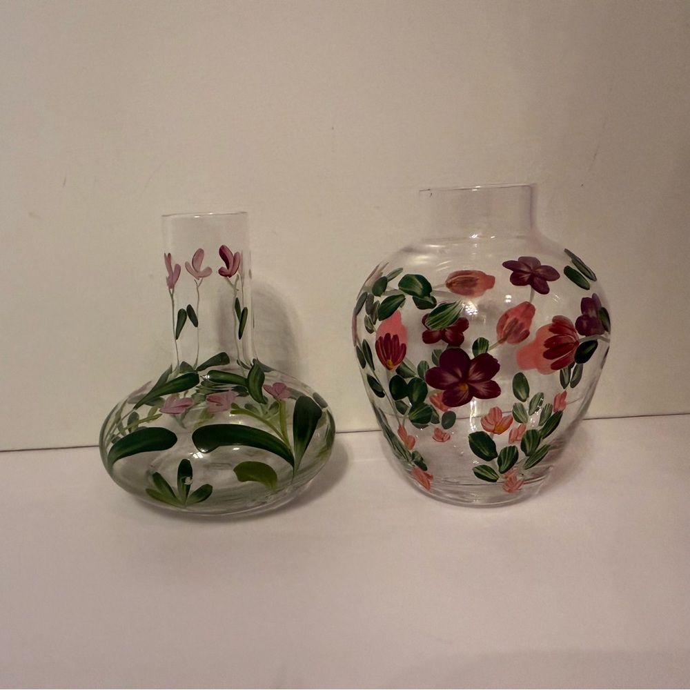 VINTAGE BUD VASES PAIR SMALL CLEAR GLASS HAND PAINTED FLOWERS PINK PURPLE GREEN - Picture 3 of 7